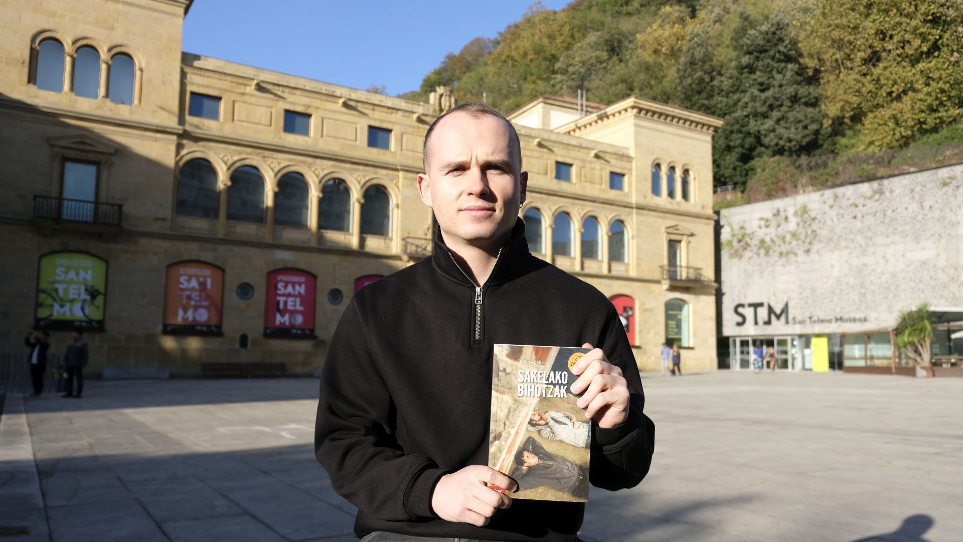 Julen Apella, bere lehenengo nobela eskuetan duela.