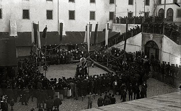 Un acto castrense en el cuartel de San Telmo, en San Sebastián, en 1917.