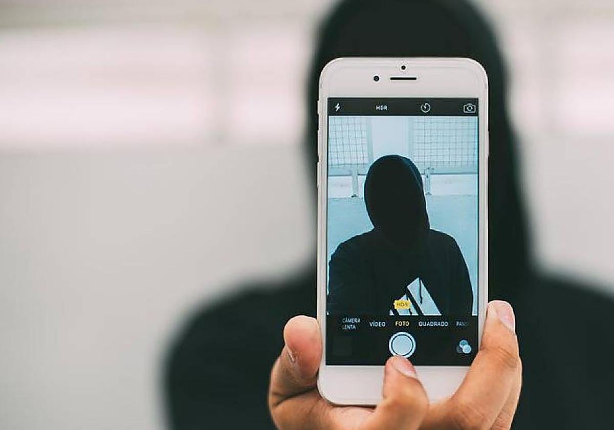 Una persona se hace un selfie, en una imagen de recurso