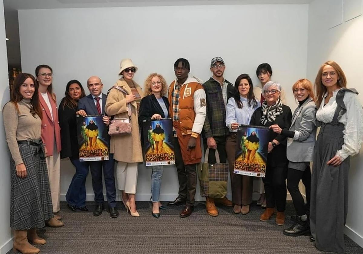 Los organizadores junto a los modelos que exhibieron las tendencias del otoño-invierno en la presentación de la cita.
