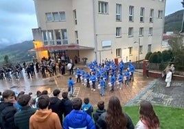 Concierto de Cantabrana a los postres y salida de la tamborrada.