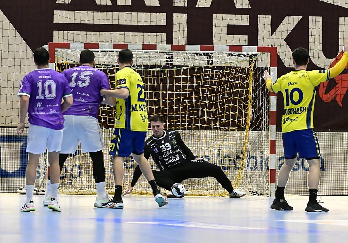 Jakub Skrzyniarz, con 19 paradas, mantuvo vivo al Irudek Bidasoa Irun contra el Guadalajara.