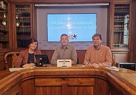 Larrarte, responsable del SAC, el delegado Ugarte y Goyogana, director de área, este lunes en el consistorio.