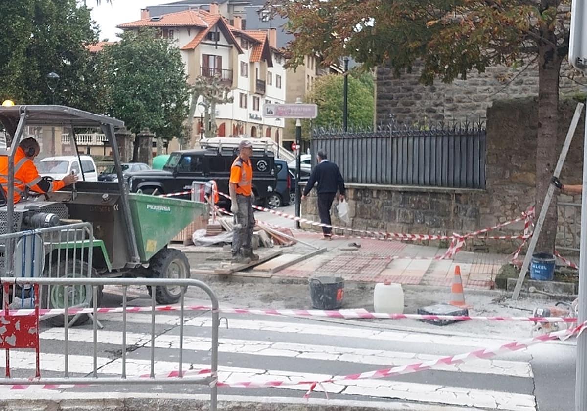 Trabajos ayer al mediodía, con la calle cortada en este cruce.
