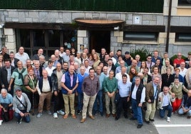 Los trabajadores de los diferentes departamentos de Dbus, en el homenaje a su compañero Rafa Albistur celebrado en la sidrería Oianume.