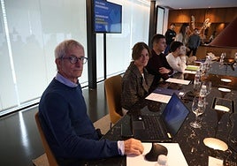 El consejero Joseba Unamunojunto a la presidenta de la SD EibarAmaia Gorostiza en Ipurua.