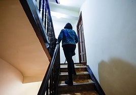 Una mujer asciende por la escalera donde tuvo lugar la agresión a una mujer en el casco antiguo de Irun.