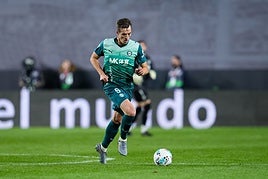 Jon Pacheco conduce un balón durante el Rayo-Alavés del fin de semana