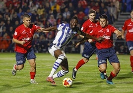 Sadiq se hace hueco para disparar.