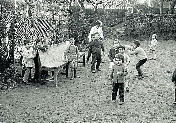 Niños jugando en el jardín de Villa Cristeta.