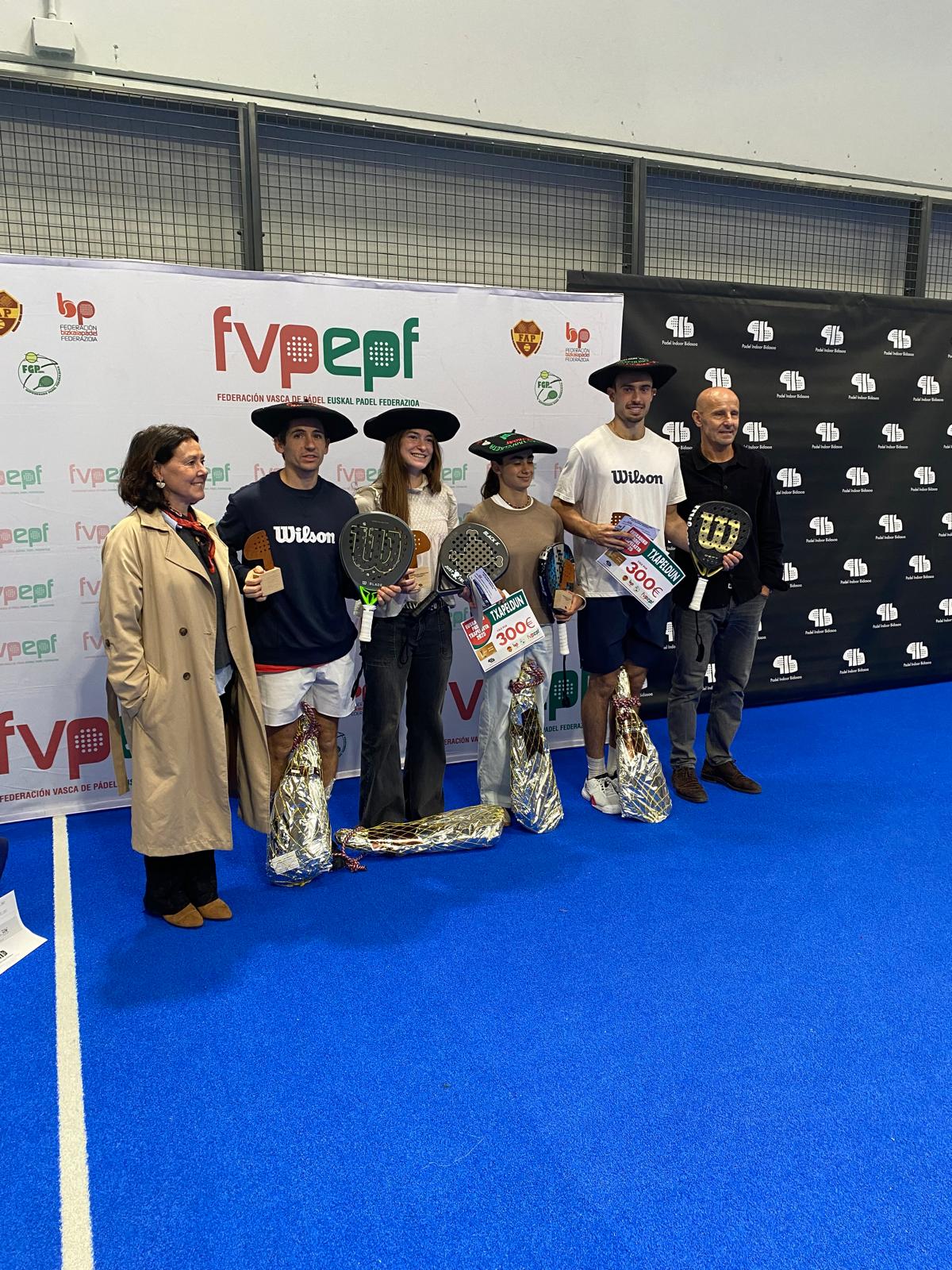 Las parejas ganadoras, respaldadas por Arantzazu Rojo y Alfonso Ron.