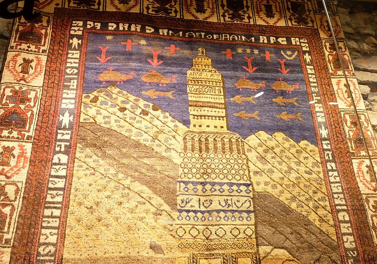 Bombas y helicópteros completan la estampa de esta alfombra.