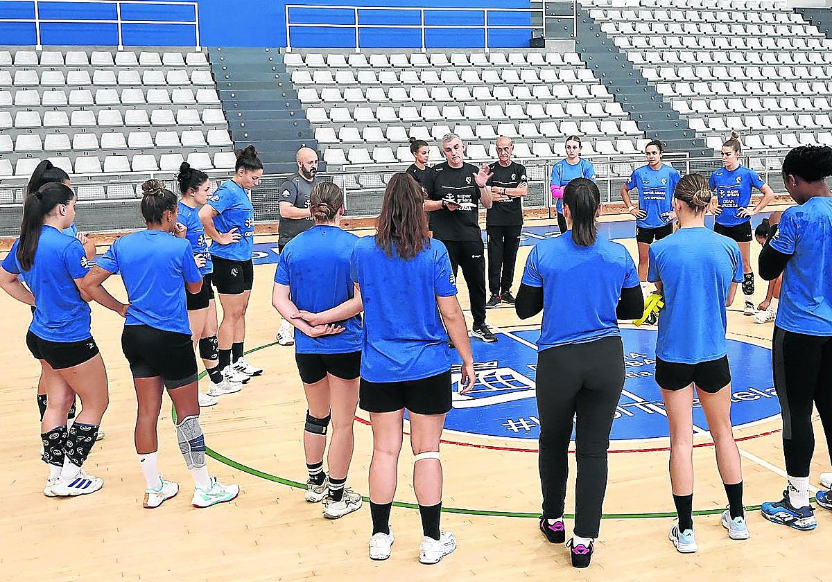 Imanol Álvarez da indicaciones antes de un entrenamiento en el Gasca.