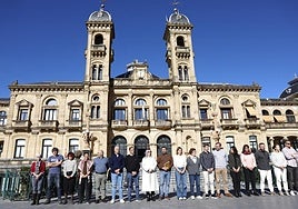 Concentración de condena frente al Ayuntamiento de Donostia por la última agresión sexual registrada en el parque Cristina Enea