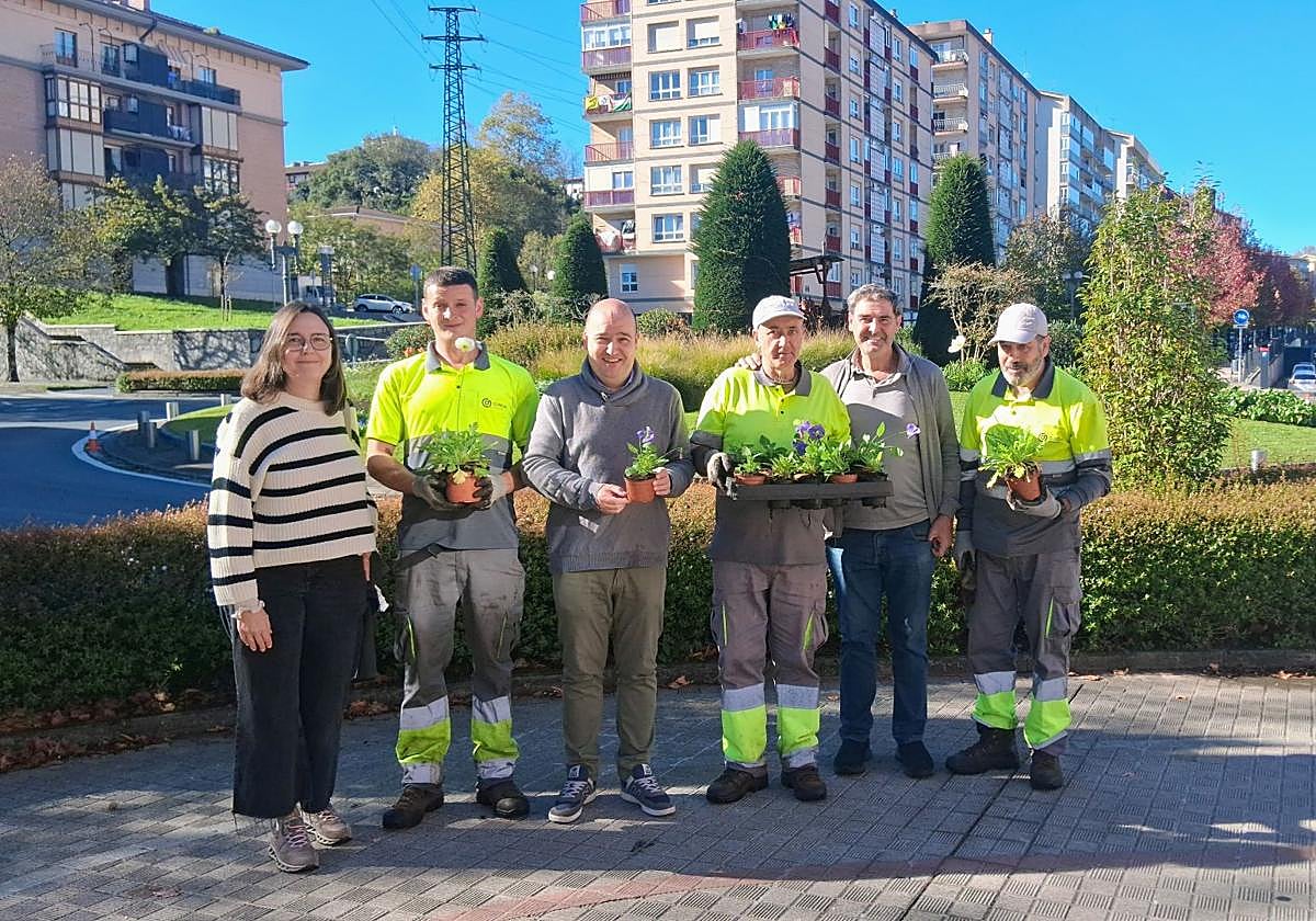 Idoia Martín, Gorka Álvarez y Jaime Aperribay, acompañados por tres de los operarios que están llevando a cabo la plantación.