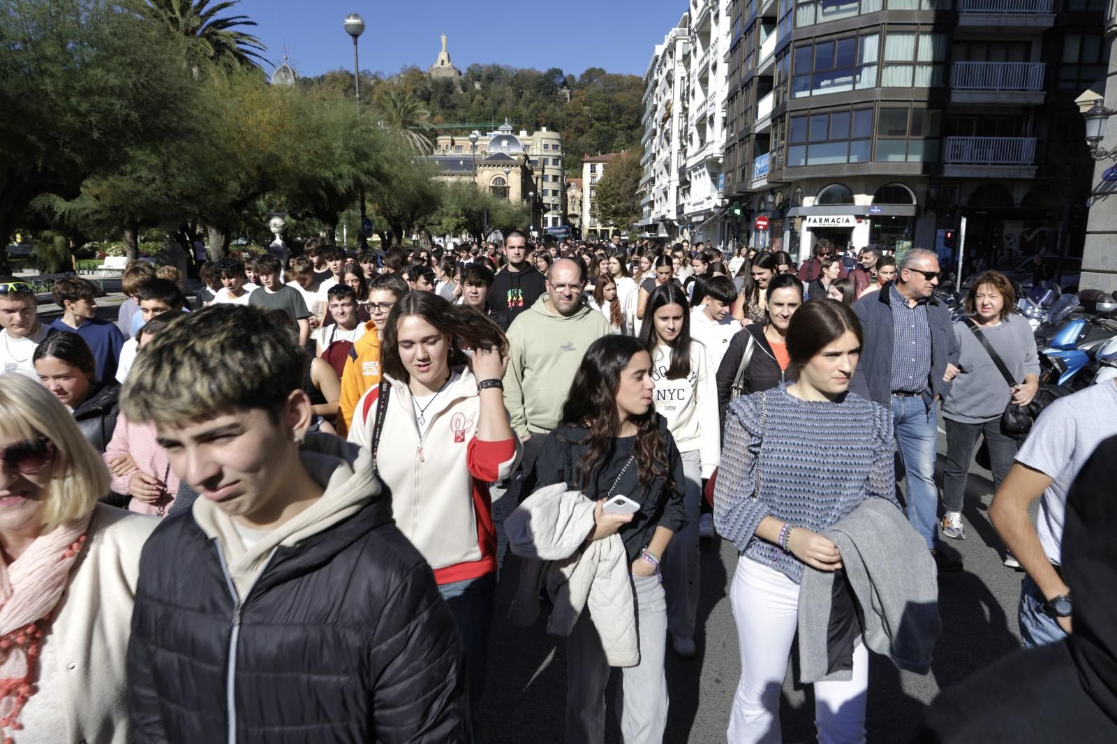 Cientos de estudiantes en contra el acoso escolar en Donostia
