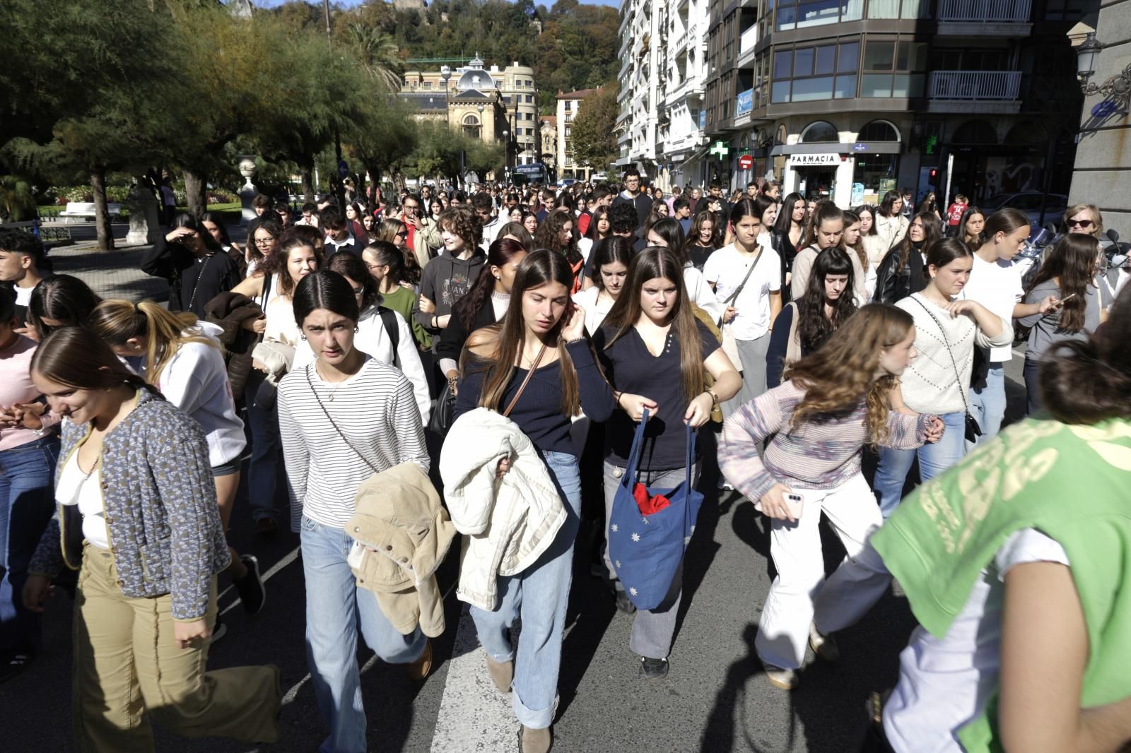Cientos de estudiantes en contra el acoso escolar en Donostia