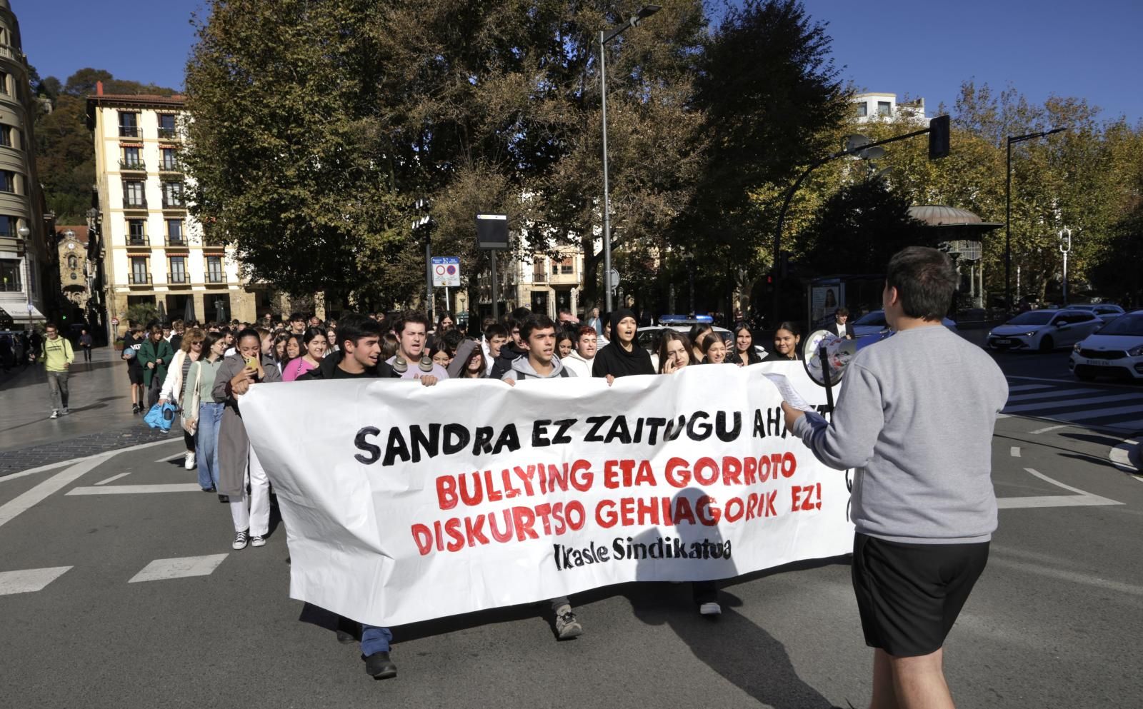 Cientos de estudiantes en contra el acoso escolar en Donostia