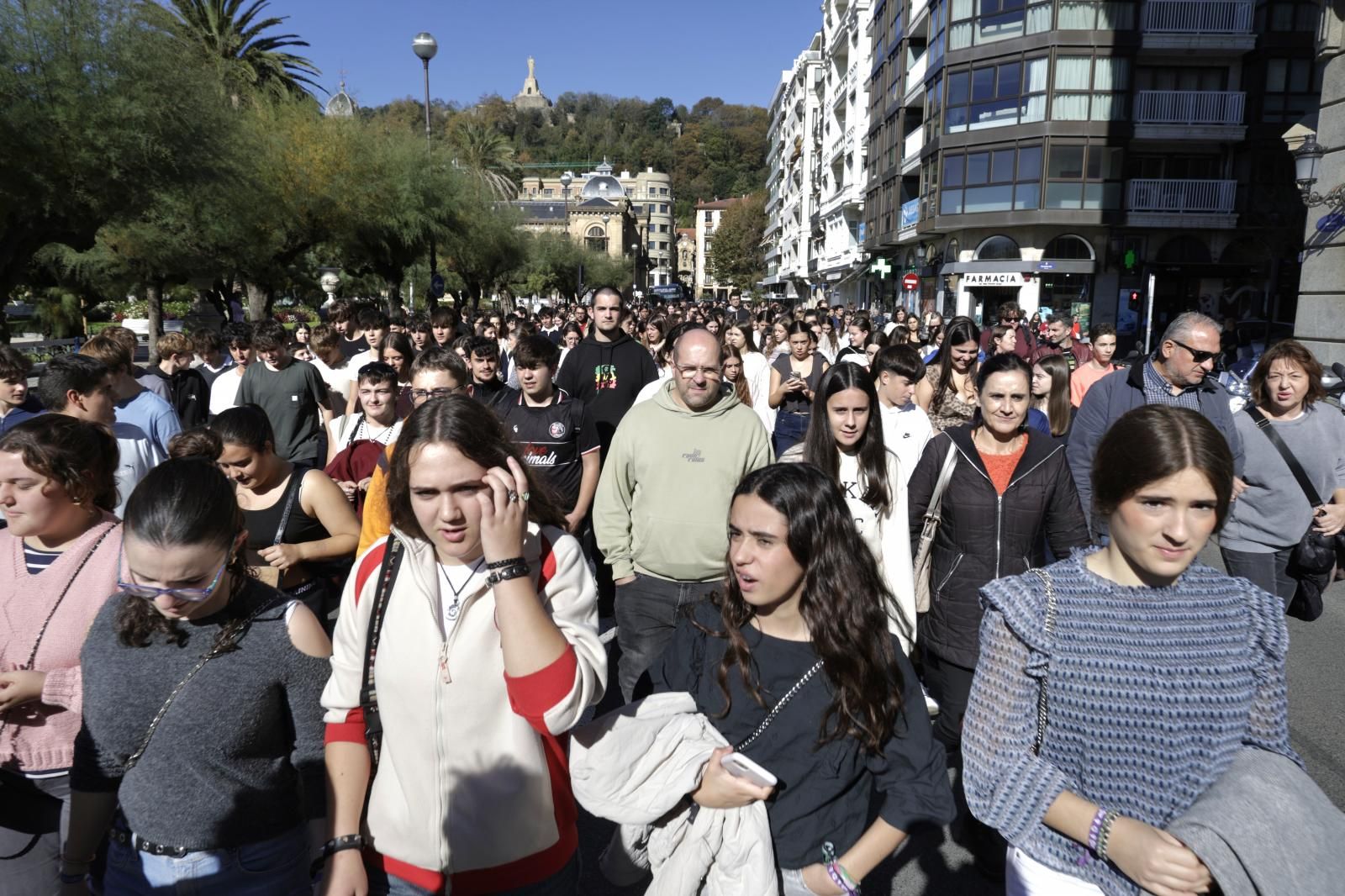 Cientos de estudiantes en contra el acoso escolar en Donostia