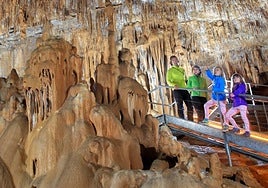 Visitantes en el interior de la cueva de Mendukilo.