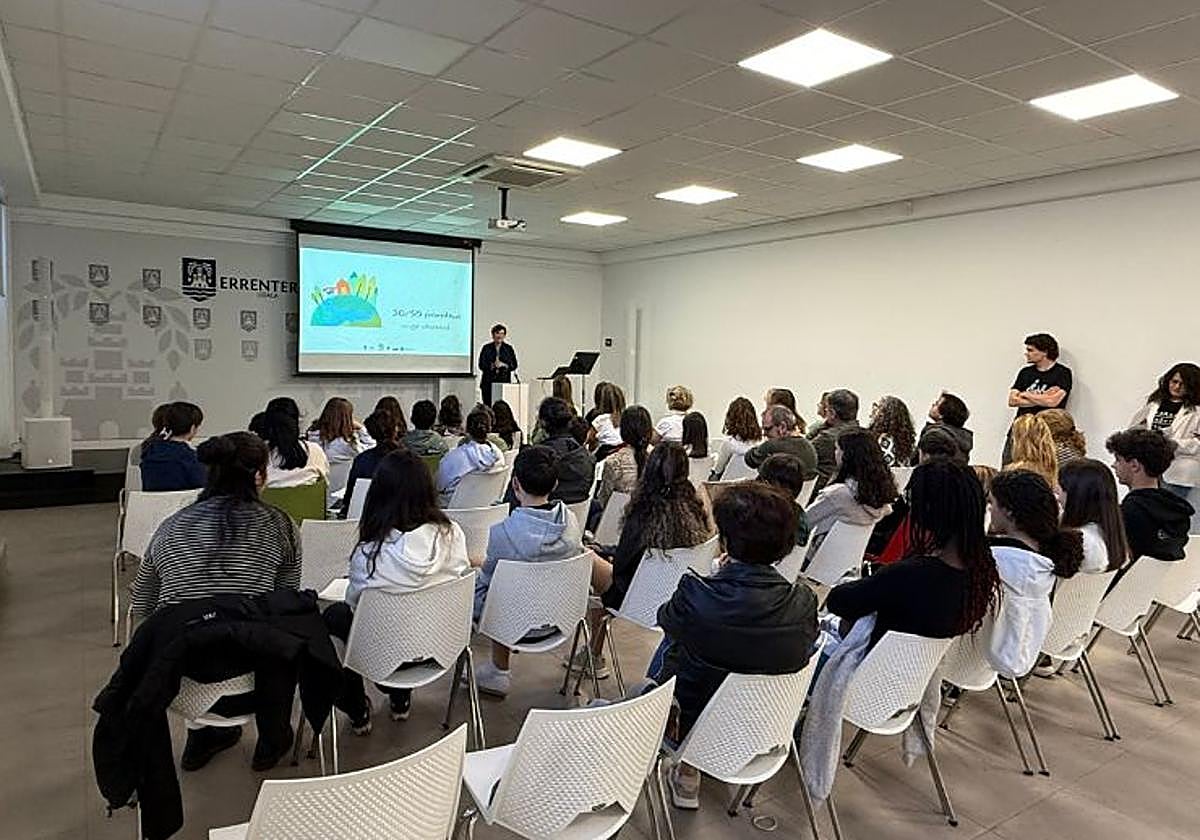 Los jóvenes explicaron su proyecto a los dirigentes en la Sala Reina