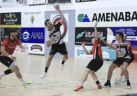 Alberto Agirrezabalaga en una acción de ataque en el polideportivo Aritzbatalde.