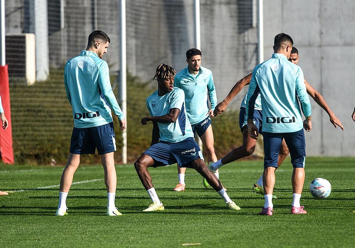 Nico Williams aparece junto a Sancet y Serrano en un entrenamiento en Lezama.