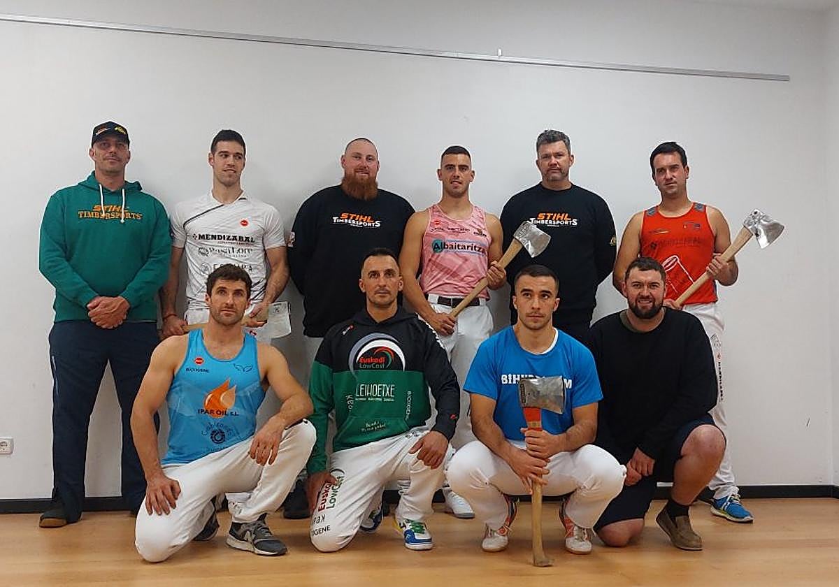 Aizkolaris y organizadores posan en la presentación.