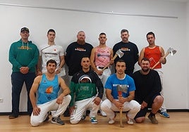 Aizkolaris y organizadores posan en la presentación.