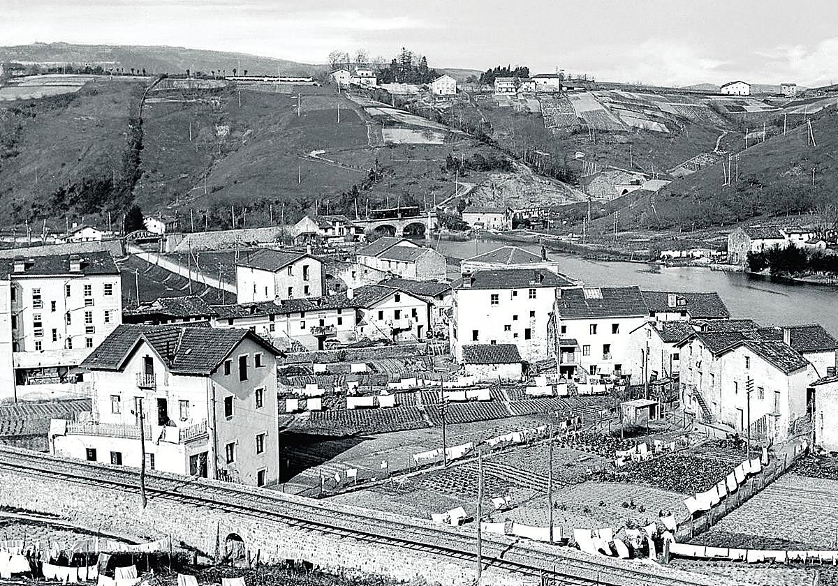 Núcleo de caseríos del barrio de Loiola, con larguísimos tenderetes de ropa secándose al sol, en 1922.