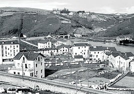Núcleo de caseríos del barrio de Loiola, con larguísimos tenderetes de ropa secándose al sol, en 1922.