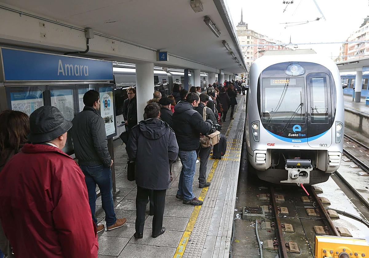 Usuarios del Topo se disponen a subirse a un tren en la estación de Amara.