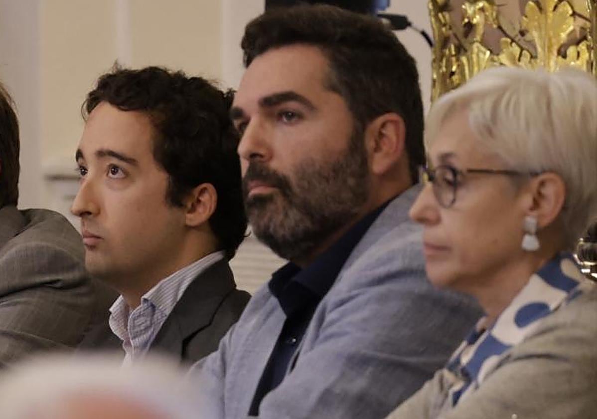 En el centro, el portavoz de Elkarrekin Podemos, Víctor Lasa.