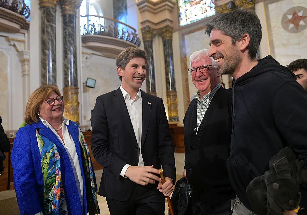 Jon Insausti, con sus padres y su hermano.