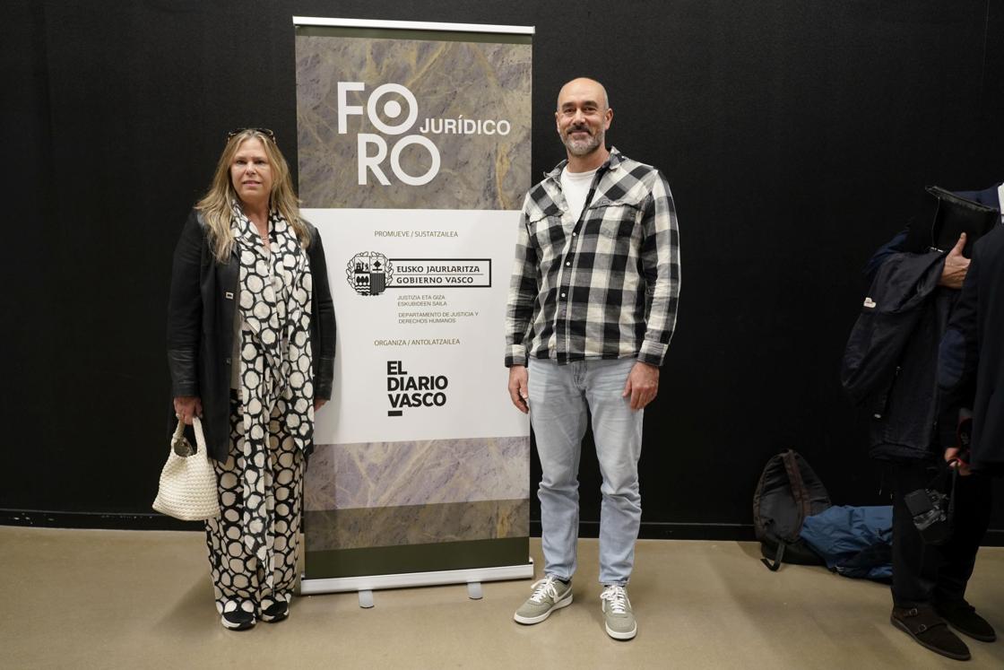 Sonja Massimo y Aitor Murillo acudieron a la jornada en representación del Colegio Oficial de Psicología de Gipuzkoa.