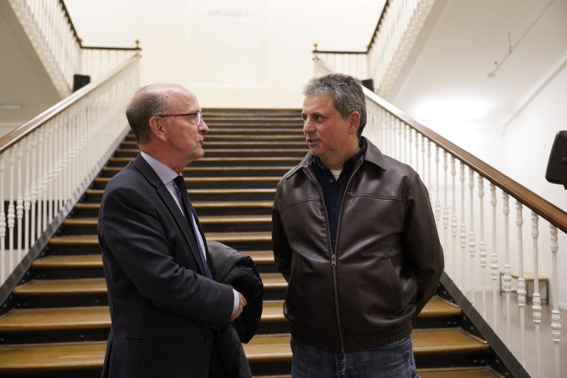 El decano de la facultad de Derecho de la EHU, Alberto Emparanza, charla con el abogado Alberto Abad.
