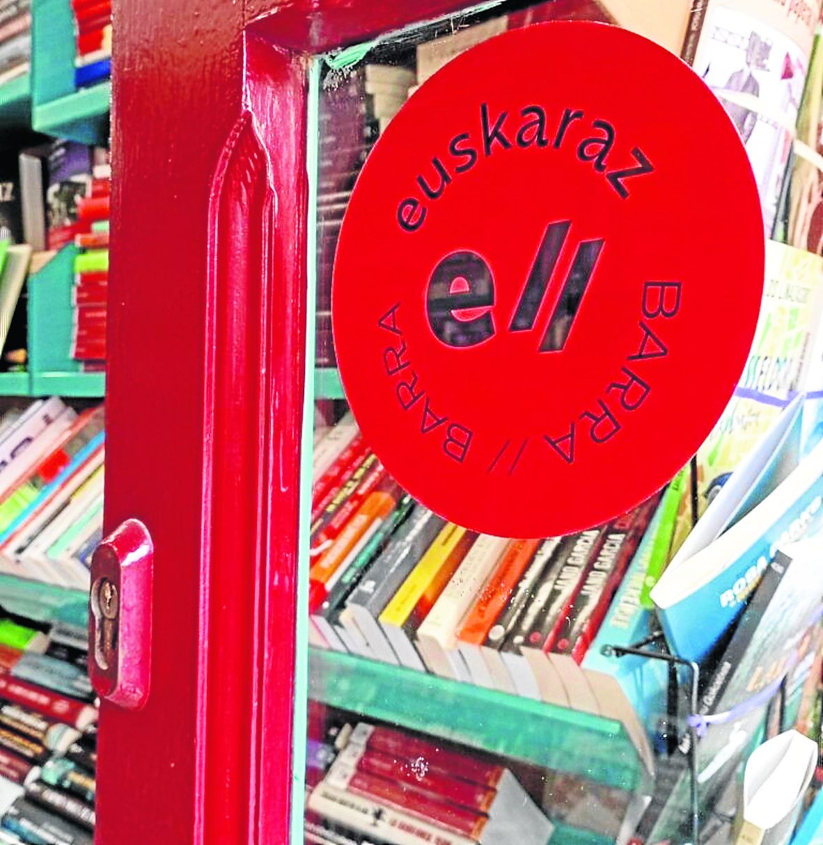 Los comercios que se adhieran tendrán esta pegatina en su puerta.