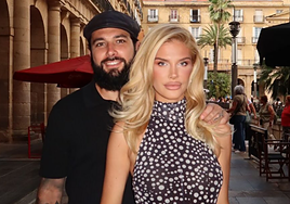 Jota Peleteiro en Bilbao, junto a su actual esposa.