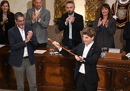Jon Insausti, tras entregarle Eneko Goia la makila de alcalde de Donostia.
