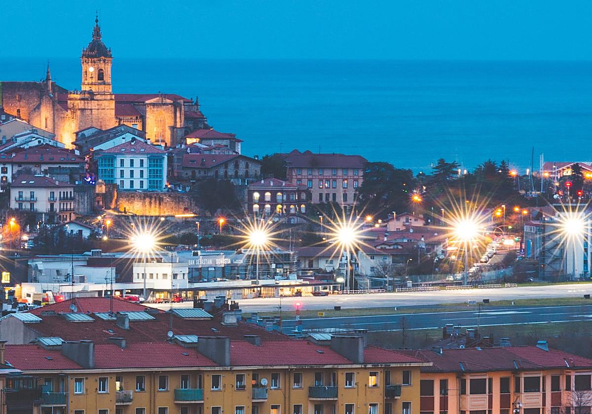 Vista del aeropuerto de San Sebastián visto desde Irun.
