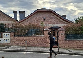 Exterior de la vivienda situada en la calle Aldapa 22, donde se ha producido el desahucio de once personas