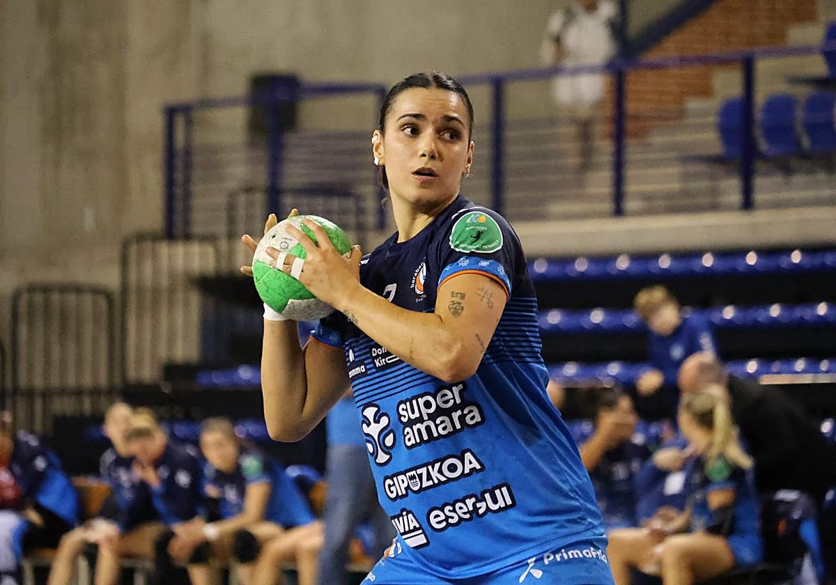 Elba Álvarez se dispone a lanzar desde los siete metros.