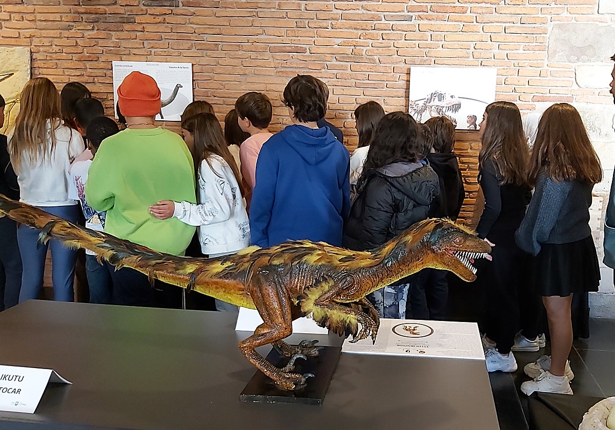 Escolares visitando la exposición 'Dinosaurios, un viaje en el tiempo' abierta en el Portalón.