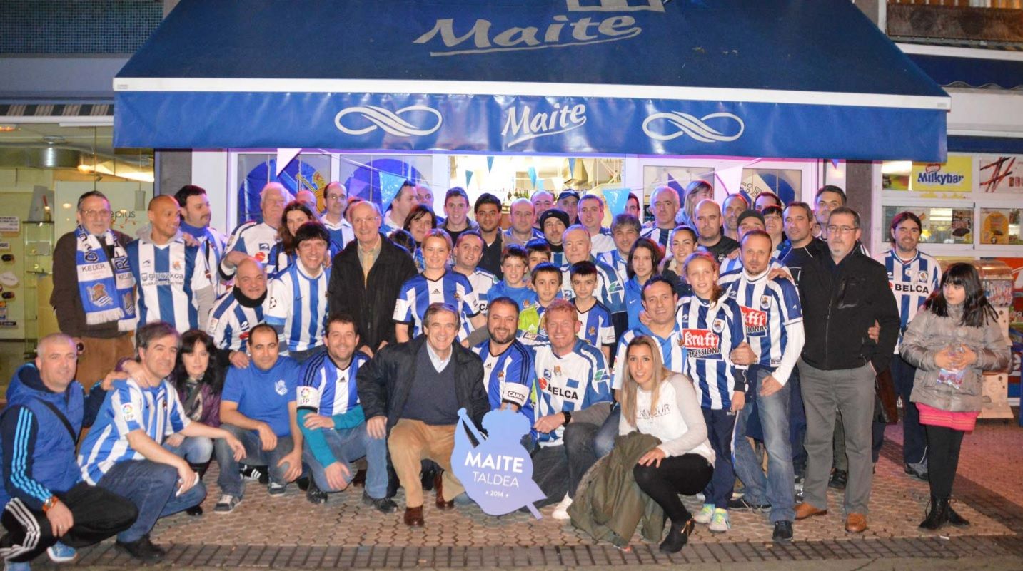 Los miembros de la Peña Maite fuera del bar con el mismo nombre.