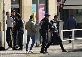 Agentes de la Guardia Municipal detienen a varias personas en el Centro de Donostia, en una imagen de archivo el año pasado.