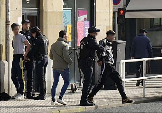 Agentes de la Guardia Municipal detienen a varias personas en el Centro de Donostia, en una imagen de archivo el año pasado.