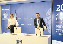 La portavoz del Gobierno Vasco, Maria Ubarretxena, y el consejero de Hacienda y Finanzas, Nöel d'Anjou, en la comparecencia de ayer en Lakua