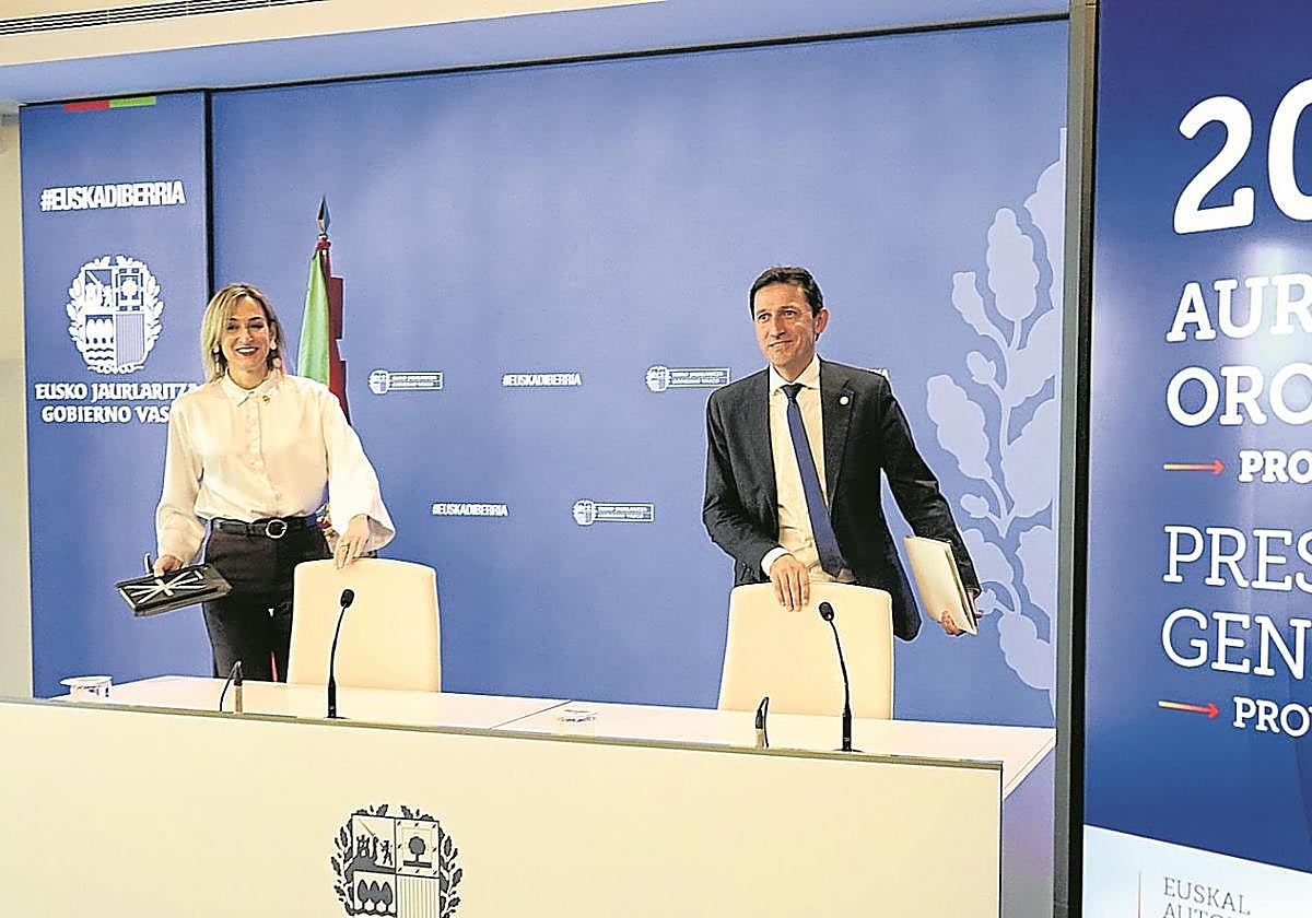 La portavoz del Gobierno Vasco, Maria Ubarretxena, y el consejero de Hacienda y Finanzas, Nöel d'Anjou, en la comparecencia de ayer en Lakua