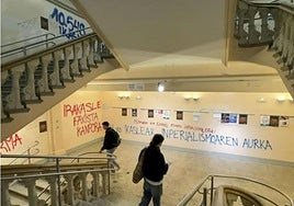 Pintadas en el aulario de Las Nieves, en el campus de Vitoria de la UPV/EHU.