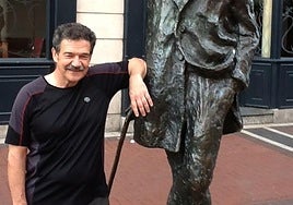 Xabier Olarra Irlandan, James Joyce 'Ulises' obra idatzi zuen autorearen eskultura ondoan.